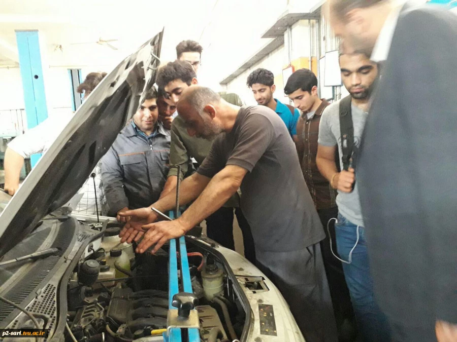بازدید دانشجویان مکانیک خودرو از نمایندگی بخش 6